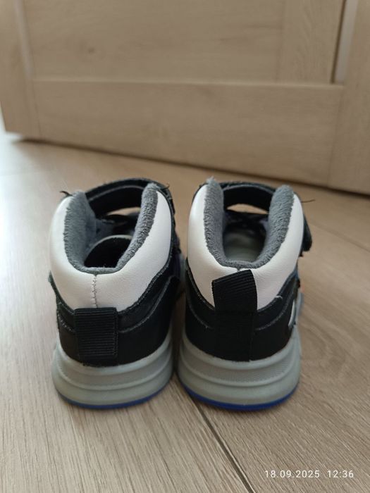 Дитячі кросівки