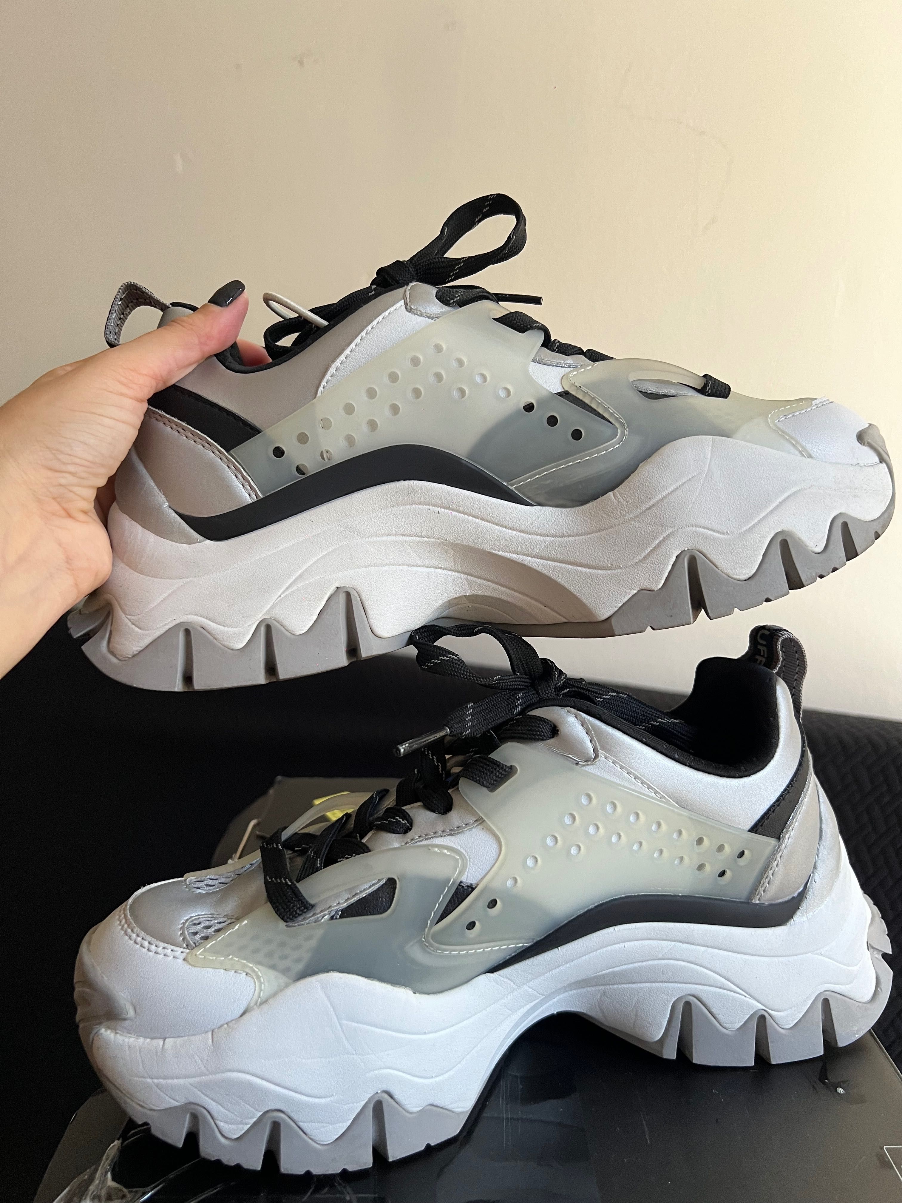 Ténis Buffalo trail one sneakers prateados brancos pretos