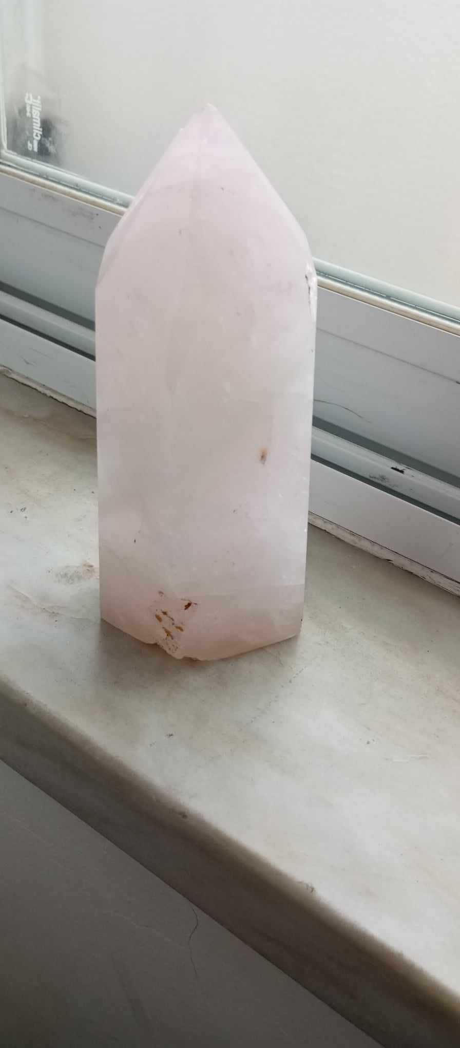 Cristal quartzo rosa, em forma de obelisco.