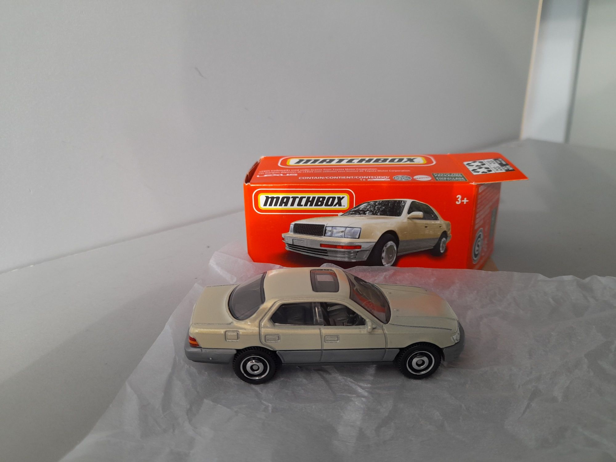 Lexus LS400 94r Matchbox - nowy model w pudełku