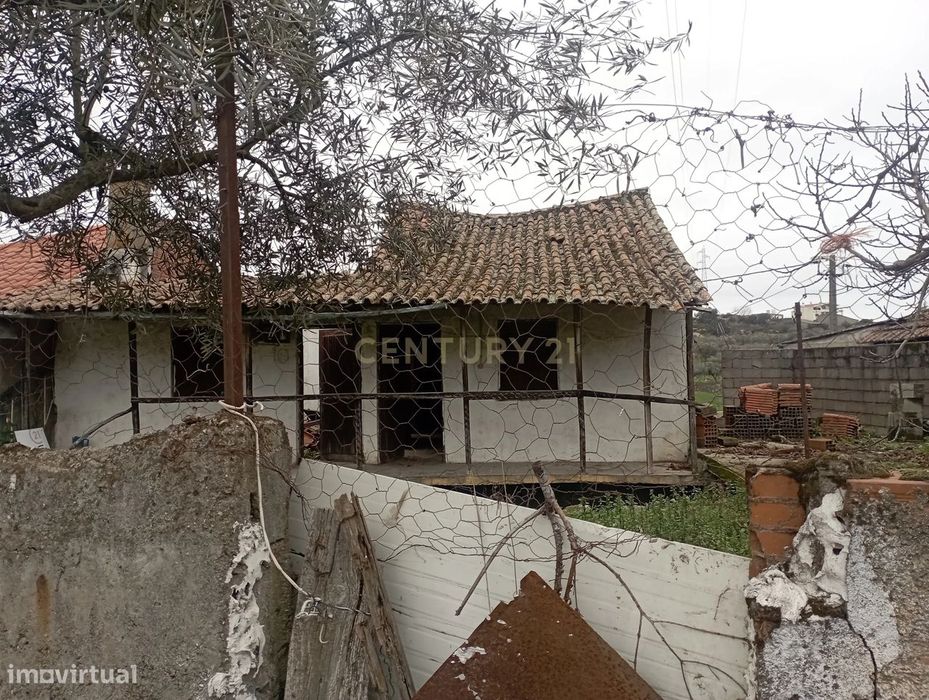 Casa antiga para reconstrução, bem localizada e com boa exposição sola