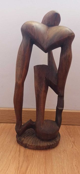 Escultura de pensador em madeira