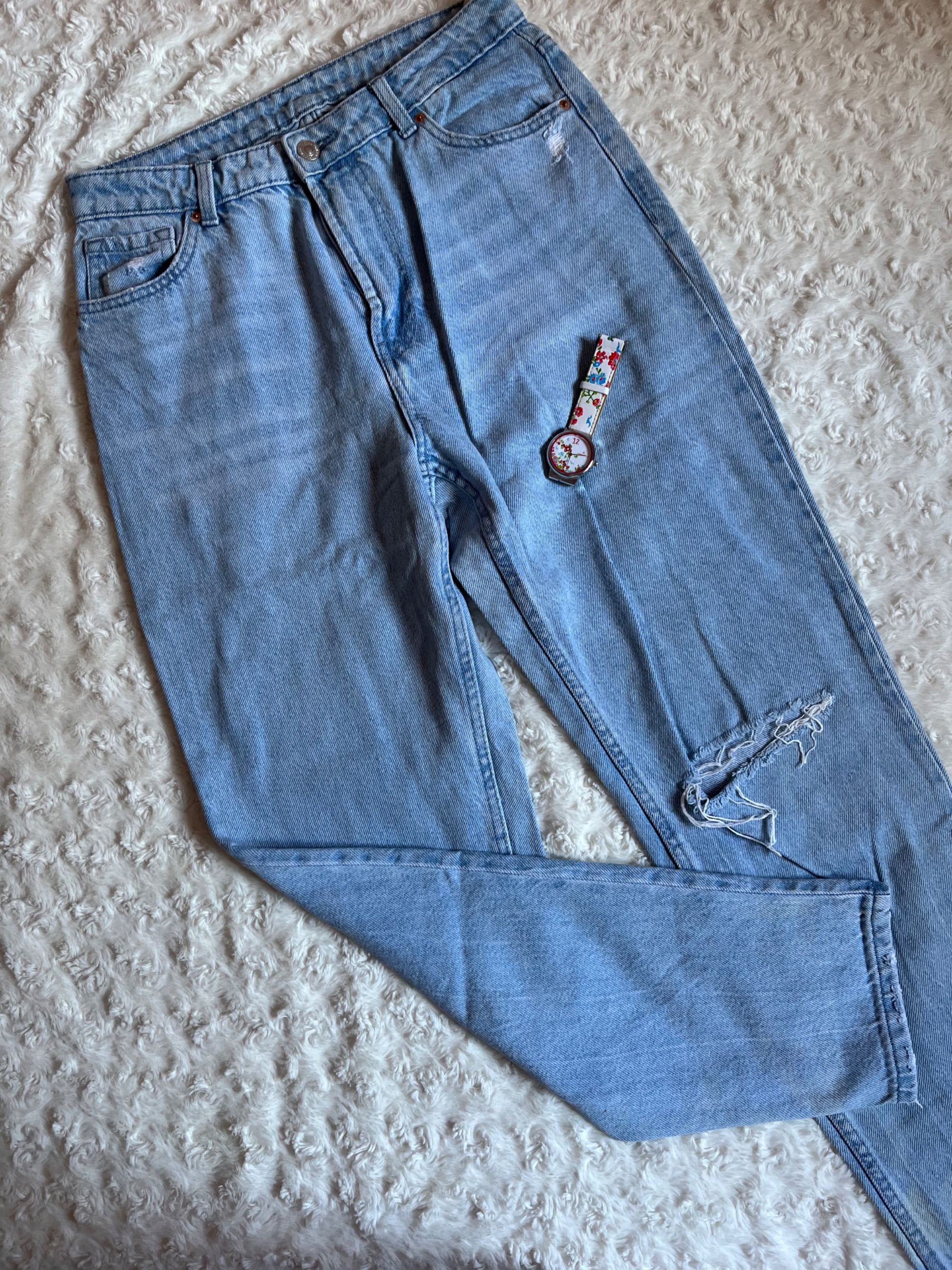 Várias calças mom jeans