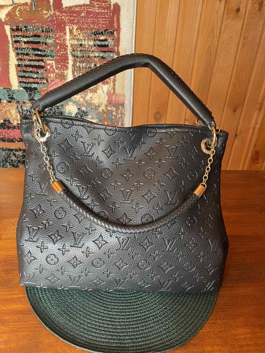 Сумка louis vuitton чорна з тисненням монограми!.