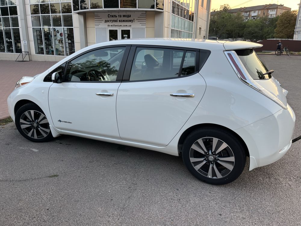 Nissan Leaf 2015 року