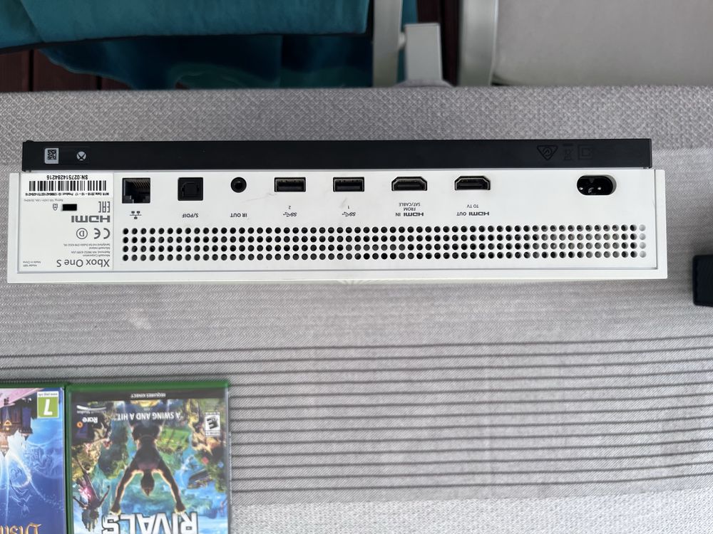 Xbox ONE S 1TB + Kinect + 2 Pady+ Gry
