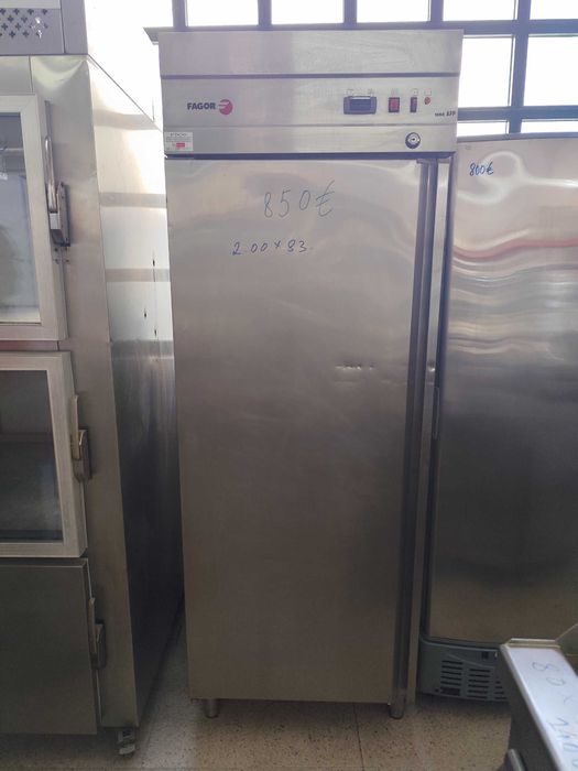 Armário refrigerado de porta de inox .