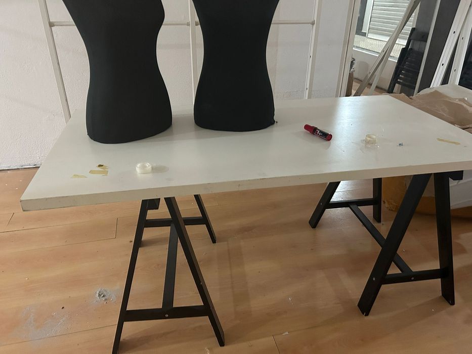 Estantes reguláveis em altura para loja de roupa