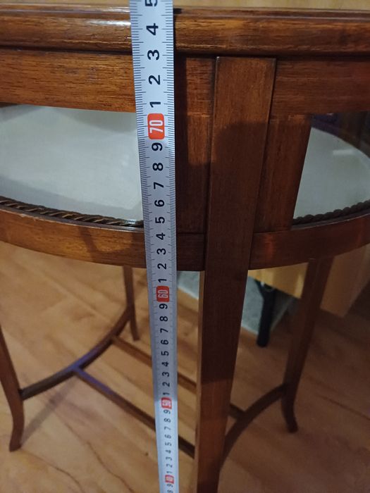 Stolik/ szafka z drewna z ozdobnymi elementami