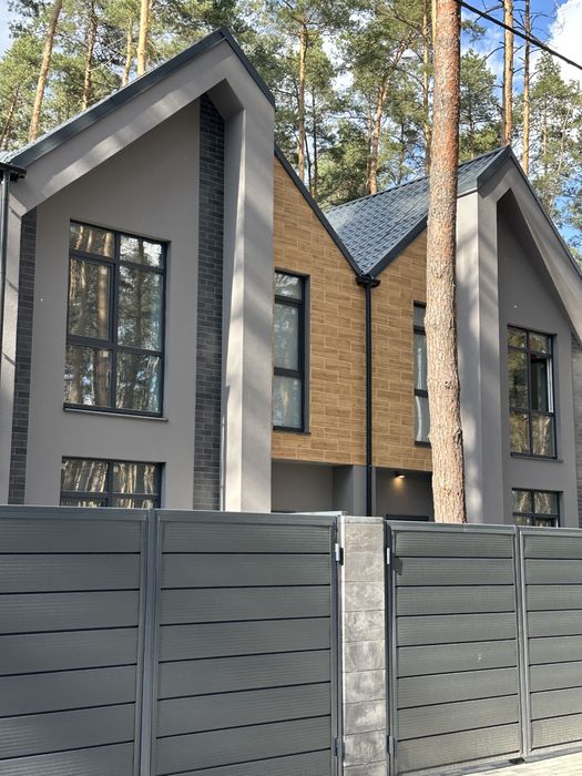 Таунхаус з великою земельною ділянкою. Є розтермінування