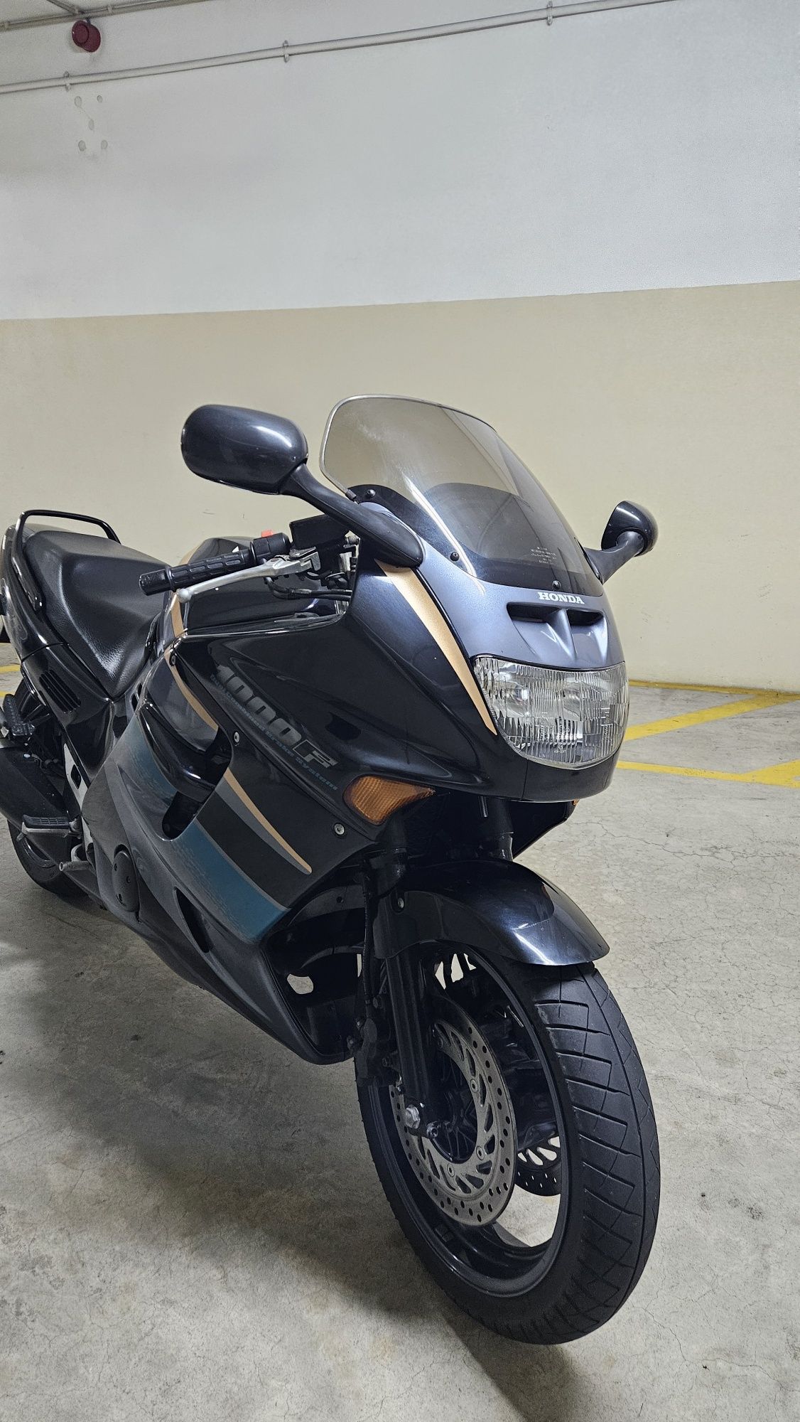 Honda CBR 1000F Troca