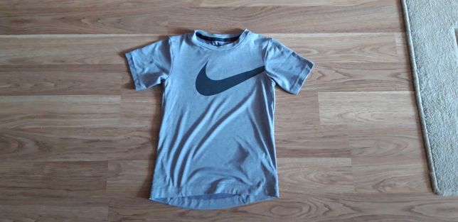 Szara koszulka sportowa chłopięca Nike r. 122/128 cm Dri-fit