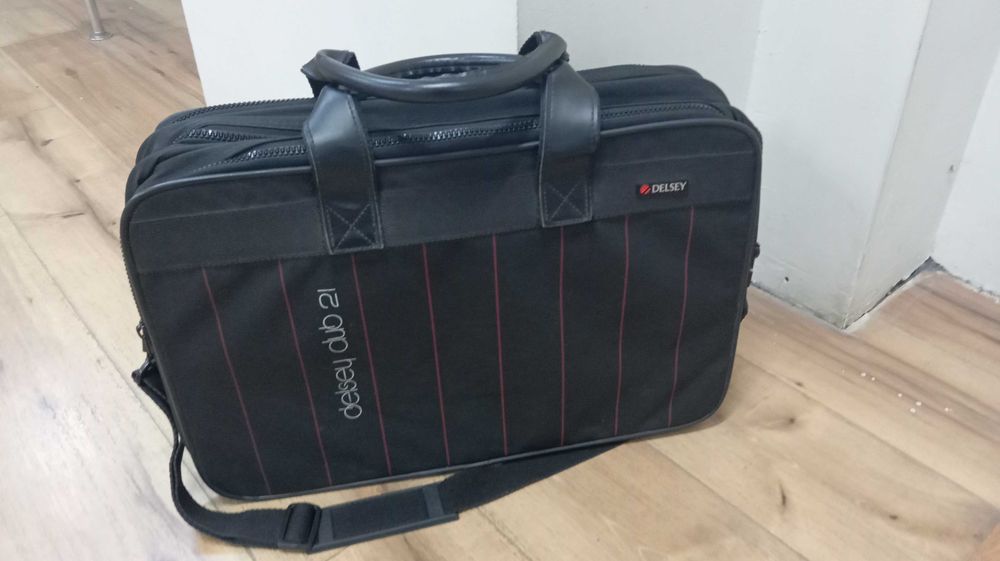 Продам сумку DELSEY з відділенням для ноутбука.