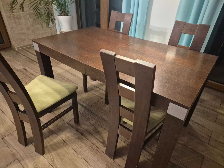 Stół rozkładany z 4 krzesłami do salonu lub jadalni