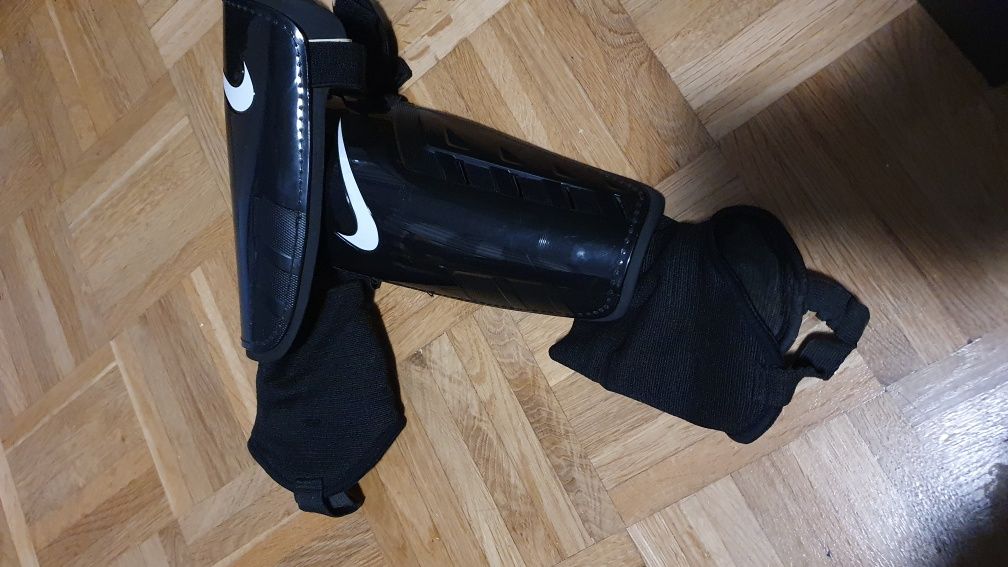 Ochraniacze piłkarskie NIKE, rozm XL