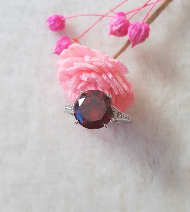 Nowy pierścionek srebrny kolor duże czerwone oczko kamień retro