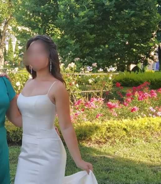 Весільна сукня з шлейфом та корсетом