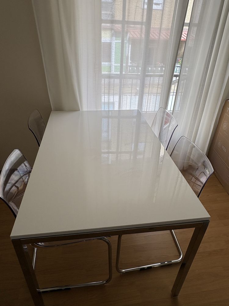 Conjunto Mesa + 4 Cadeiras – Excelente Estado