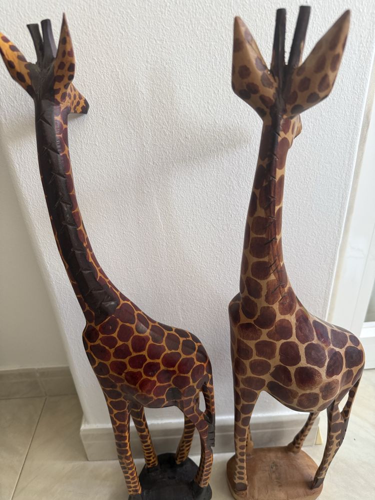 Conjunto de 2 Girafas Africanas em Madeira – Talhadas e Pintadas à Mão