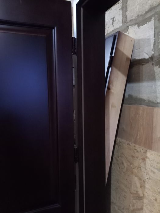 Дерев'яні класичні двері кольору венге