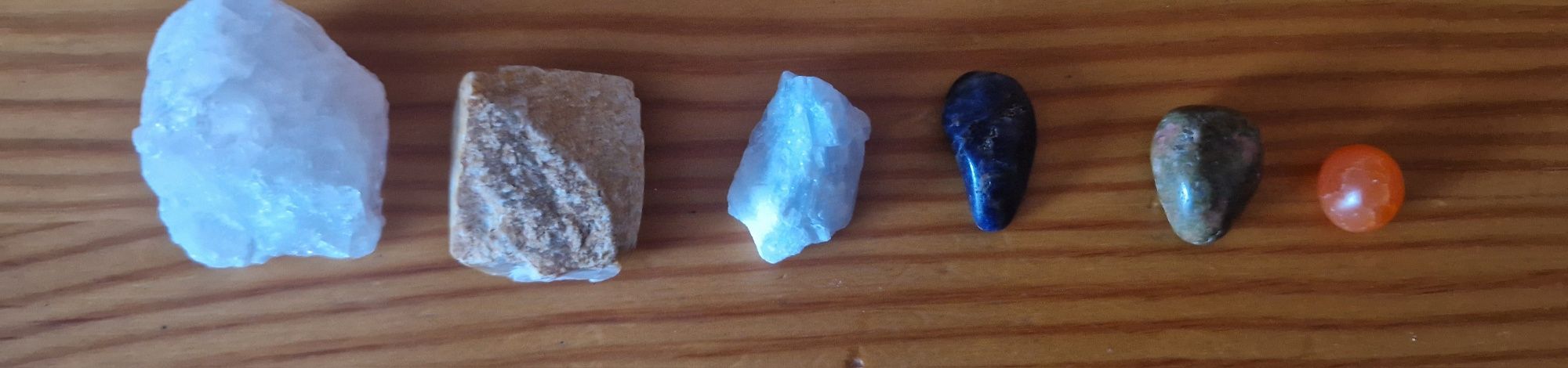 Minerały kwarc różowy i niebieski, kamień księżycowy, sodalit, japis u