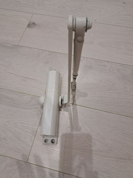 Дверний дотягувач, доводчик