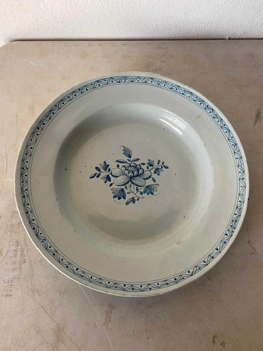 Prato de faiança portuguesa do Sec. XVIII