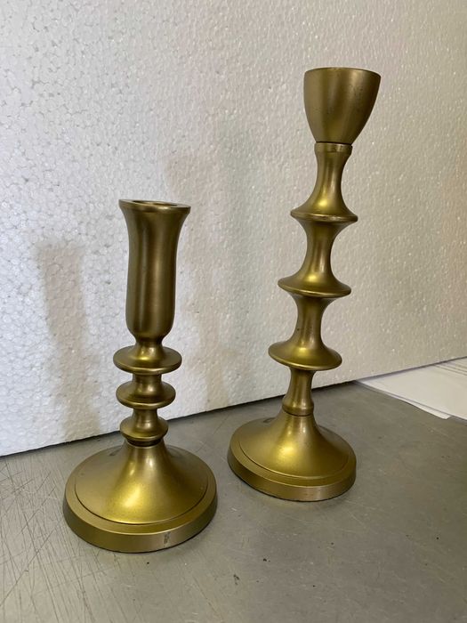 Zestaw złotych świeczników dekoracyjnych