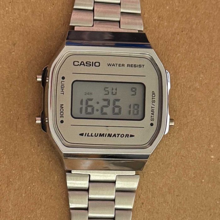 Наручний годинник Casio A168 (маленька цятка під склом на дисплеї)