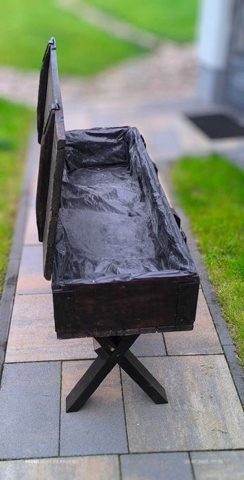 Donica ogrodowa ze starej skrzyni wojskowej – styl i trwałość