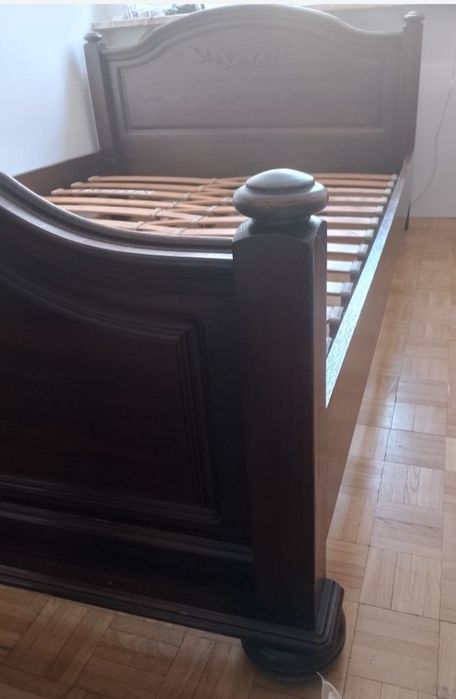 Łóżko dębowe z dwiema szafkami – solidne i eleganckie!