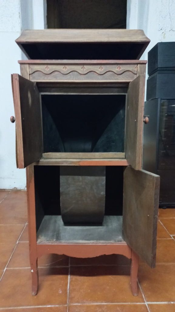 Grafonola antiga com armário