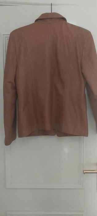 Casaca em pele castanha.Quase nova,em muito bom estado