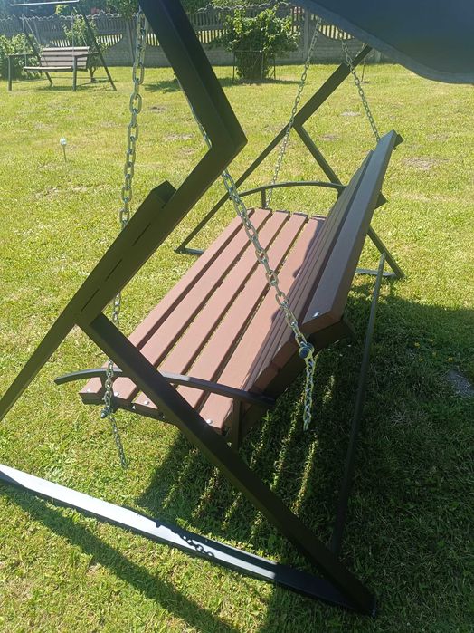Huśtawka ogrodowa z daszkiem