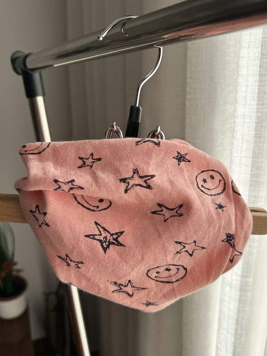 Gola menina rosa com smiles e estrelas
