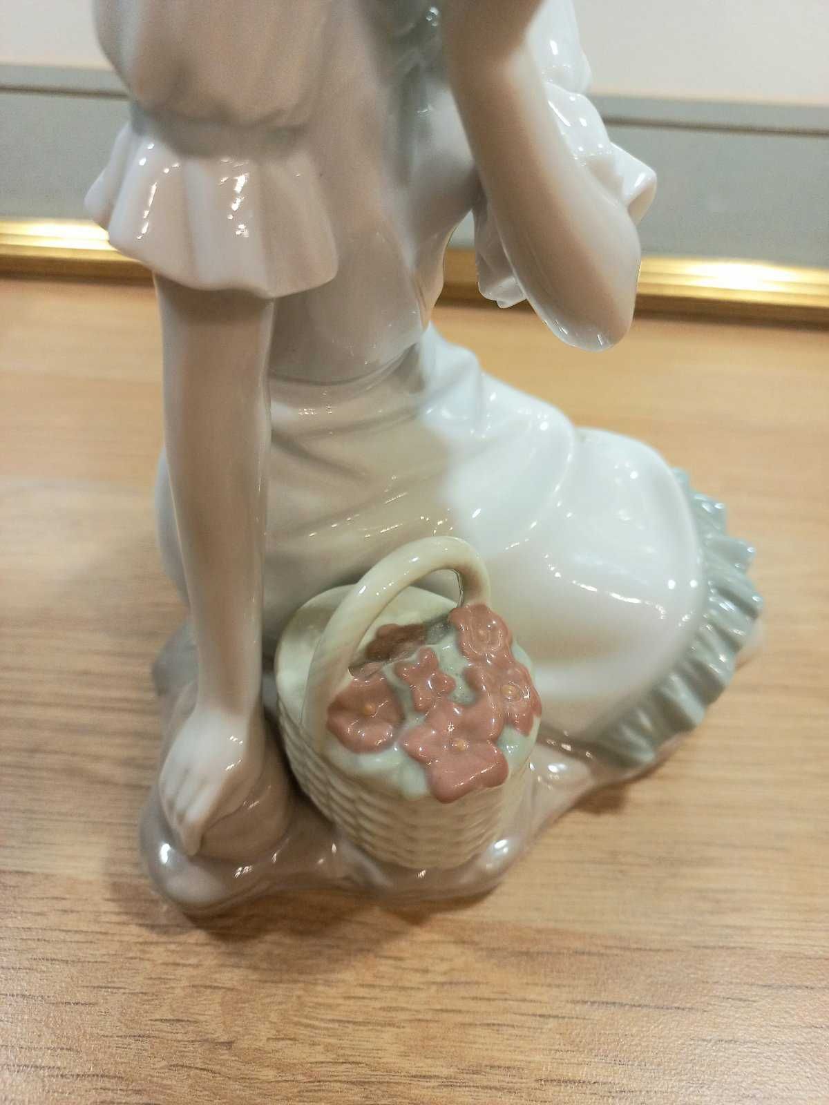 Очень красивая Статуэтка  NAO Lladro в идеальном состоянии.