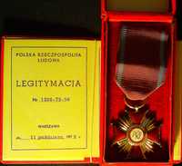Srebrny Krzyż Zasługi. Na wstążce, w oryginalnym pudełku z Orłem (PRL)