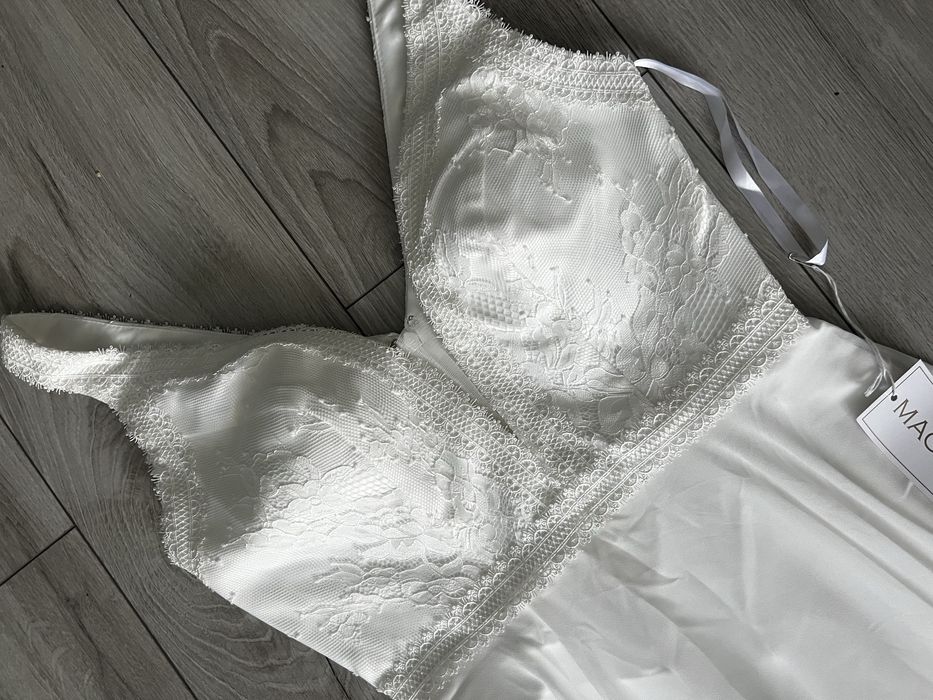 Suknia ślubna nowa z głębokim dekoltem koronkowa