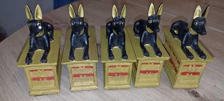 Pięć Figurek  w stylu egipskim sarkofag z psem 
egipski sarkofag z pse