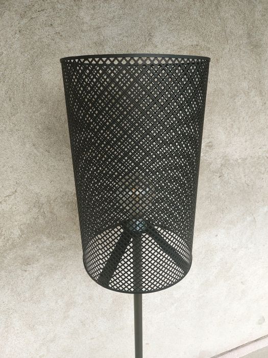 Lampa podłogowa piękna industrialna minimalistyczna solidna