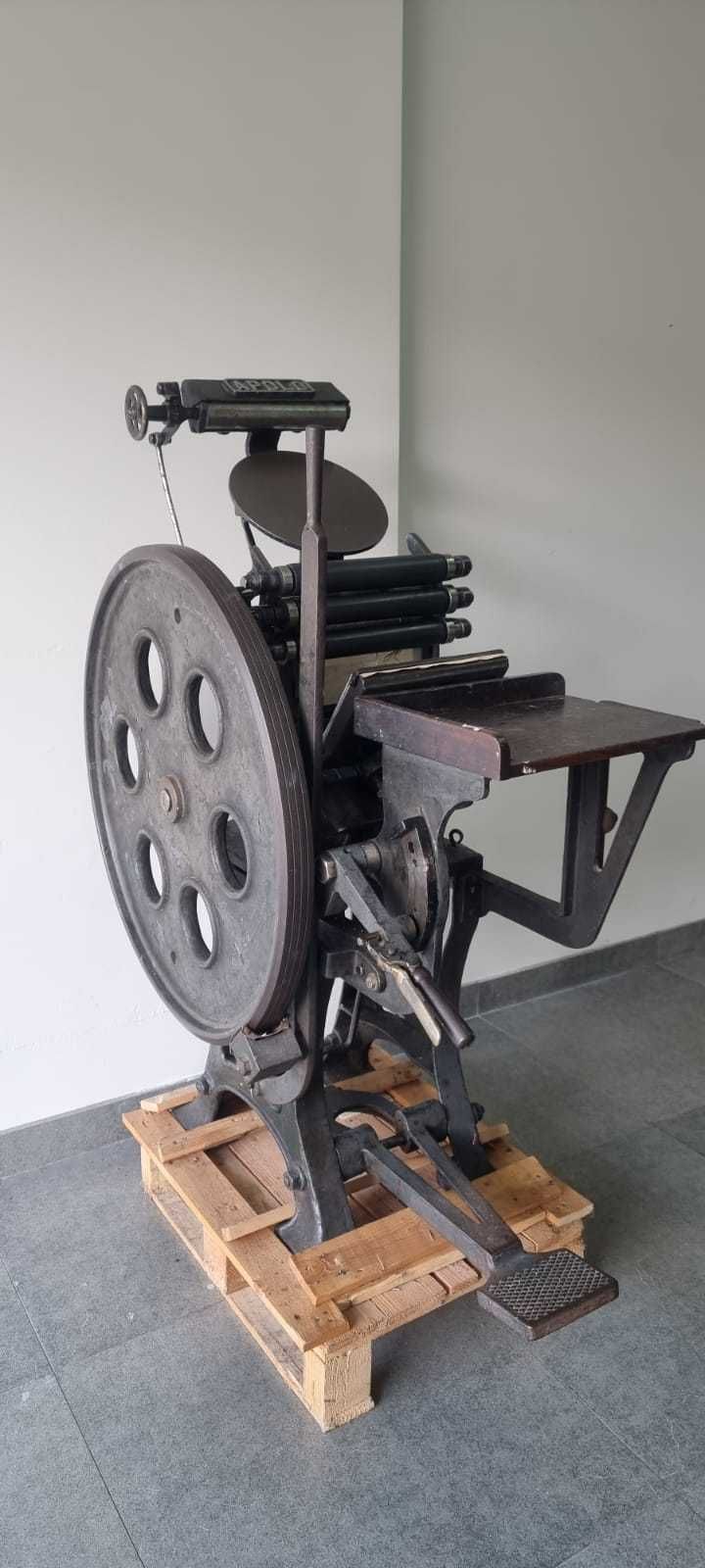 Máquina tipografia a funcionar