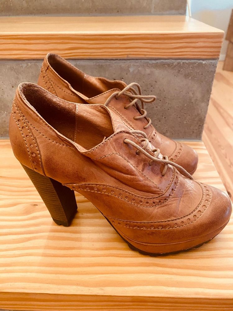 Botins cor camel  quase novos  (Valise - Coimbra).