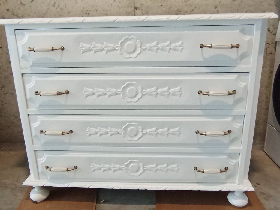 Móvel branco de gavetas