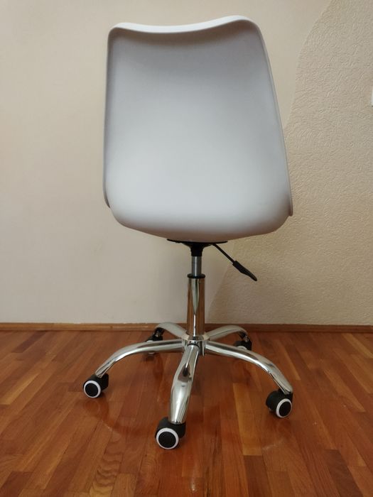 Нове крісло на колесиках.