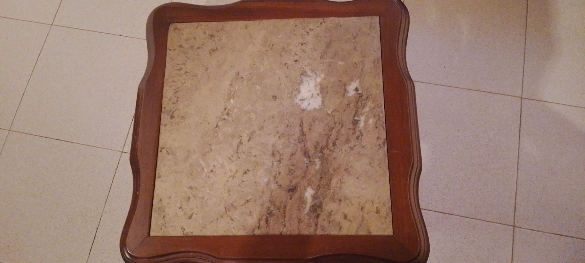 Mesinha de sala quadrada