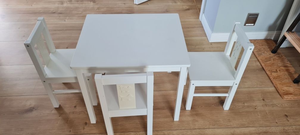 Stolik Ikea Kritter z 3 krzesełkami