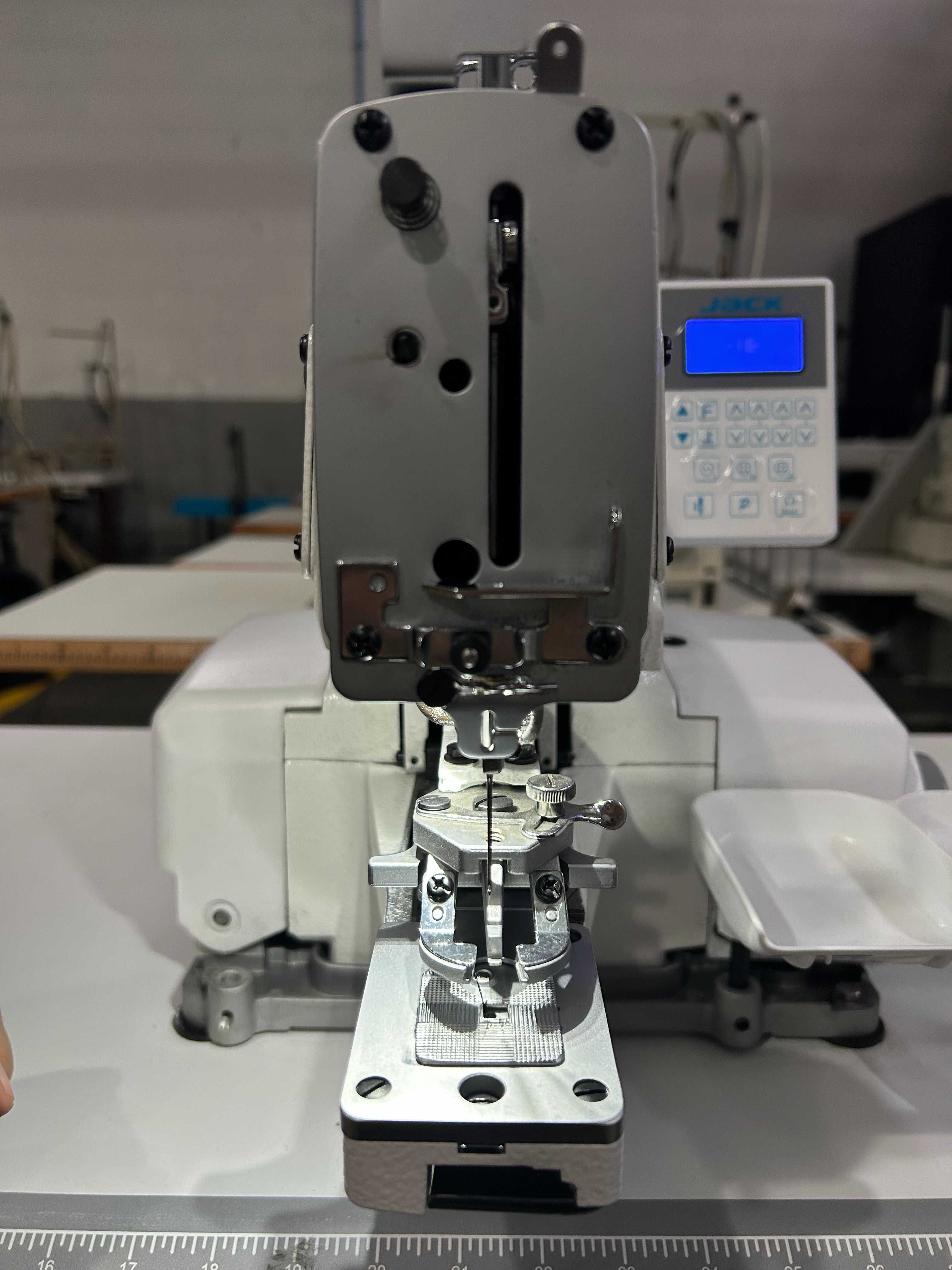 Máquina de pregar botões industrial JACK AHE59