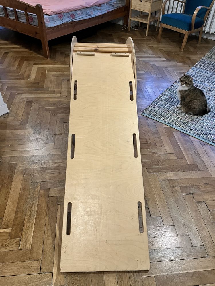 Drewniany bujak ze zjezdzalnią Montessori