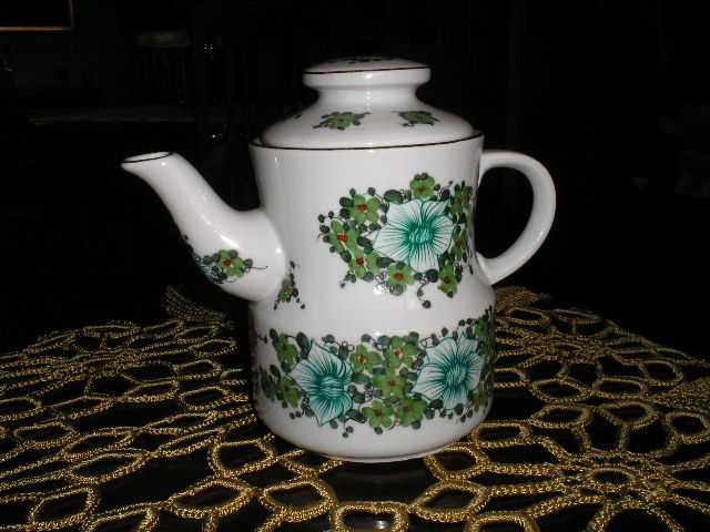 Dzbanek porcelanowy ,ręcznie malowany, sygnowany.