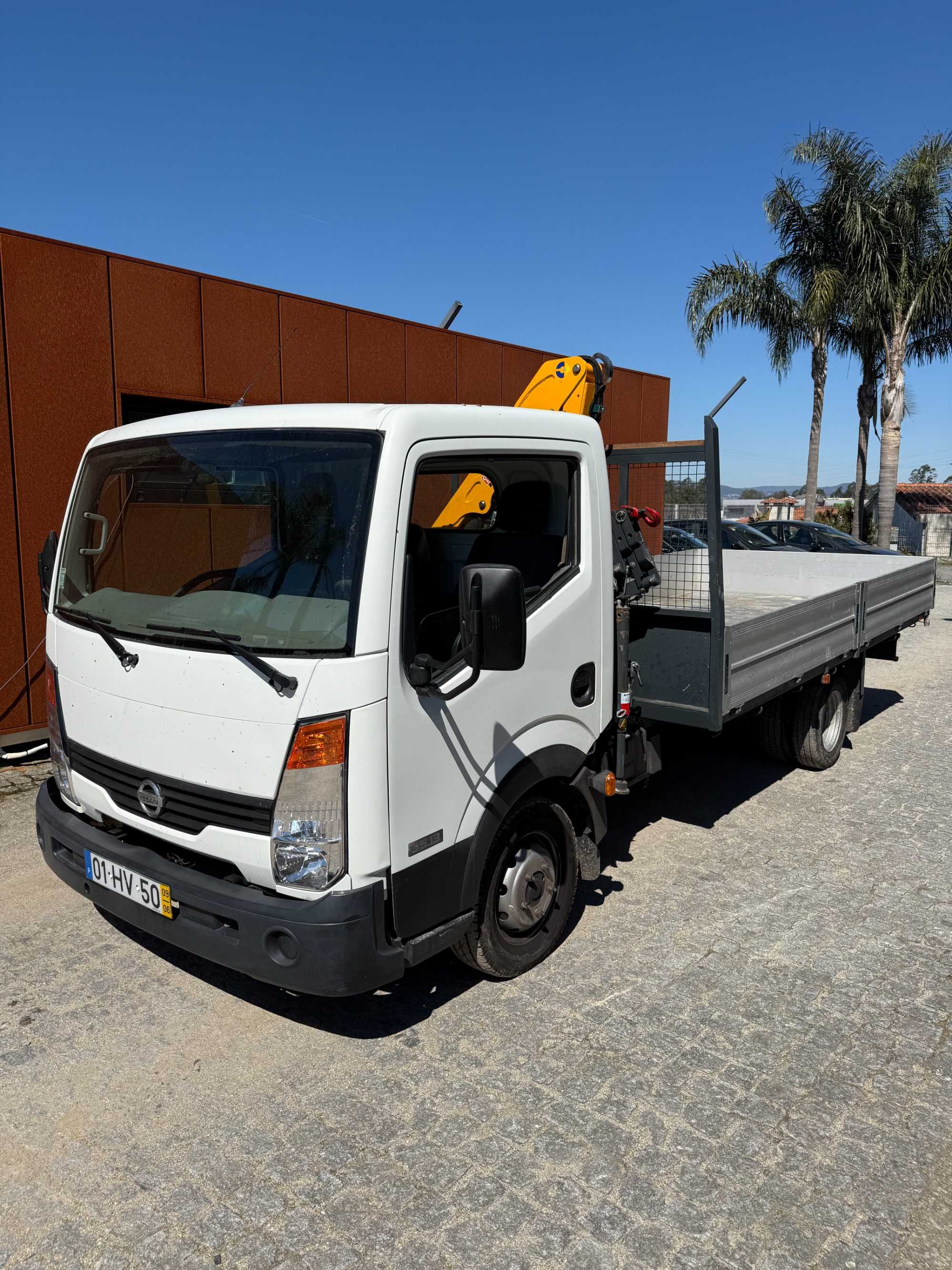 Nissan Cabstar com grua
